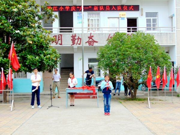 镇江学校六一1.jpg